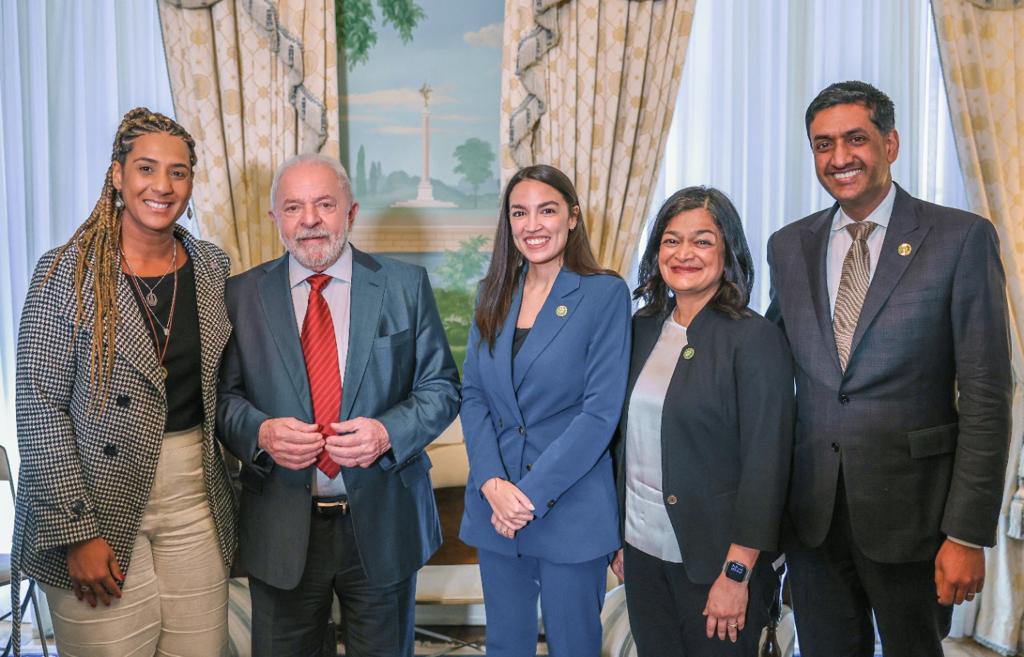 Lula e a ministra da Igualdade Racial, Anielle Franco, posam para foto com os democratas Alexandria Osarío-Cortez (AOC), Sheila Jackson Lee e Pramila Jayapal