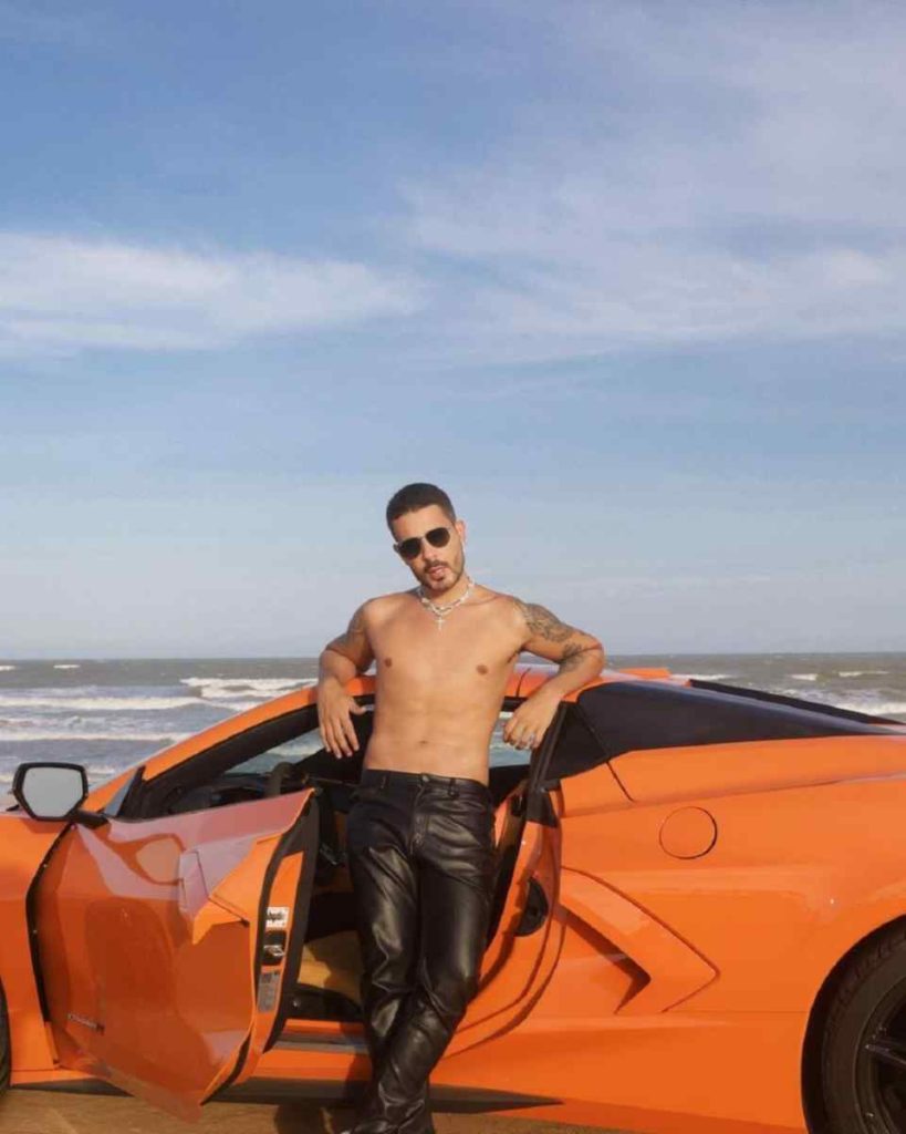 Carlinhos Maia posa em automóvel luxuoso avaliado em R$ 700 mil