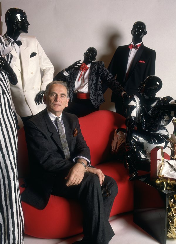 Na imagem com cor, o estilista Pierre Cardin - Metrópoles