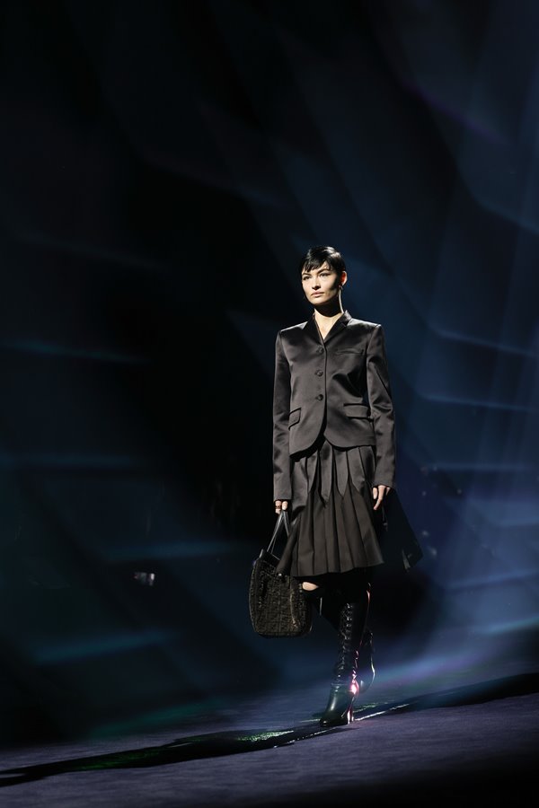 Na imagem com cor, modelo desfila durante o Milão Fashion Week - Metrópoles