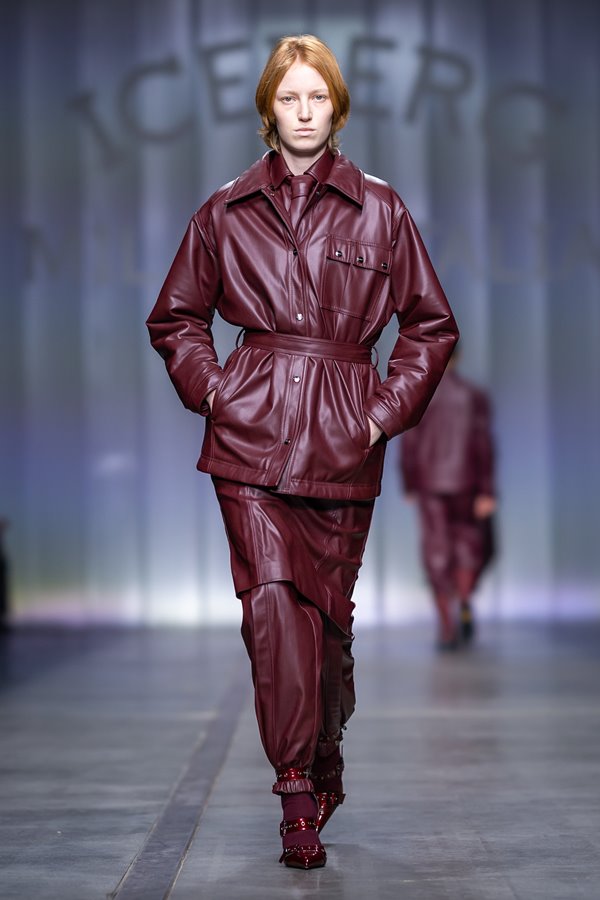 Na imagem com cor, modelo desfila durante o Milão Fashion Week - Metrópoles