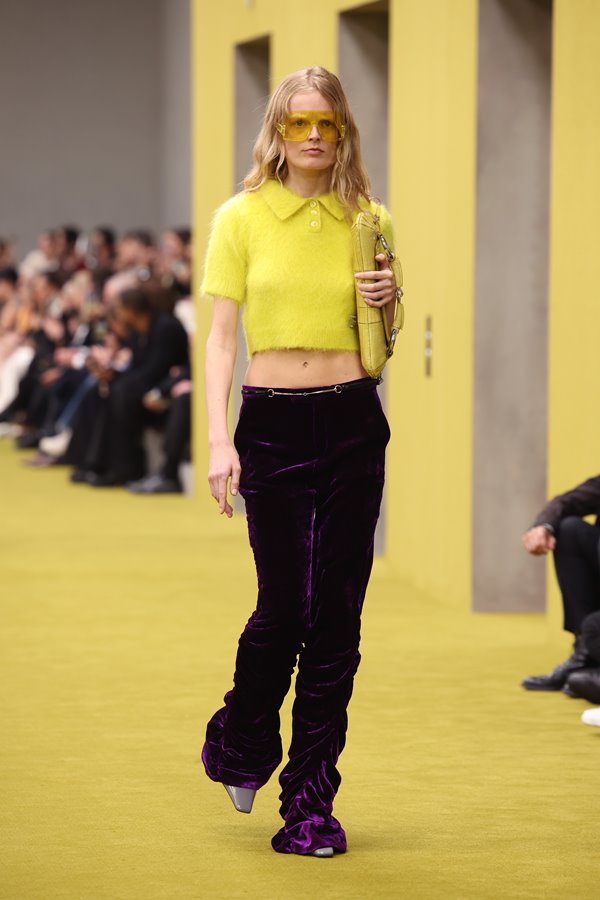 Na imagem com cor, modelo desfila durante a Semana de Moda de Milão - Metrópoles