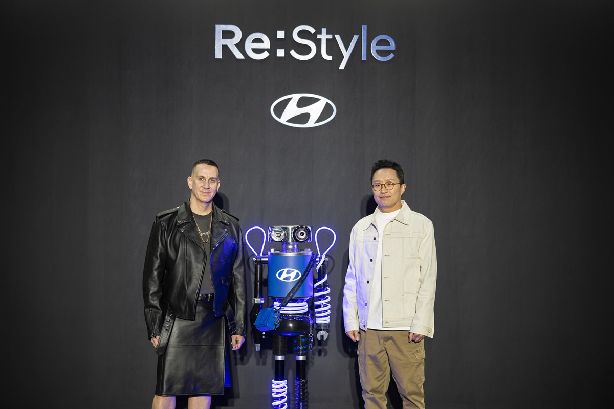 O estilista Jeremy Scott e Sungwon Jee, vice-presidente sênior e diretor de marketing global da Hyundai Motor Company, posam no evento Hyundai Re:Style Exhibition em 22 de março de 2023 em Seul, Coreia do Sul. - Metrópoles