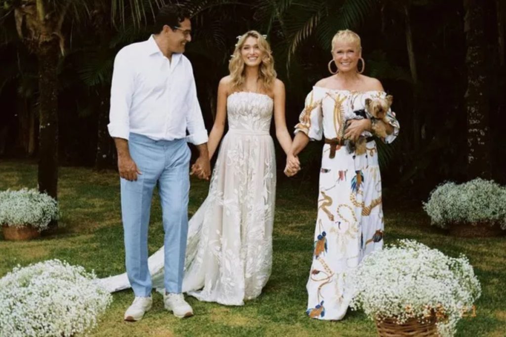 Xuxa com Sasha e Luciana Szafir no casamento da filha - Metrópoles