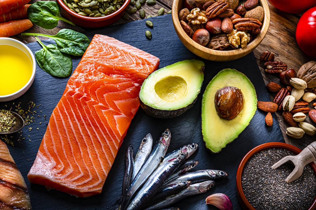 Foto colorida de alimentos, como salmão, sardinhas, sementes, abacate e semente - Metrópoles