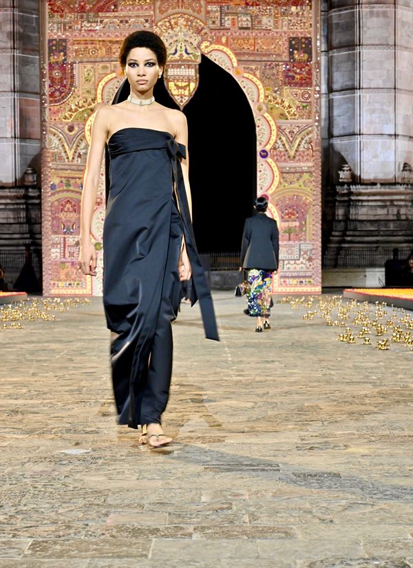 Na imagem com cor, modelo desfila para Dior na Índia - Metrópoles
