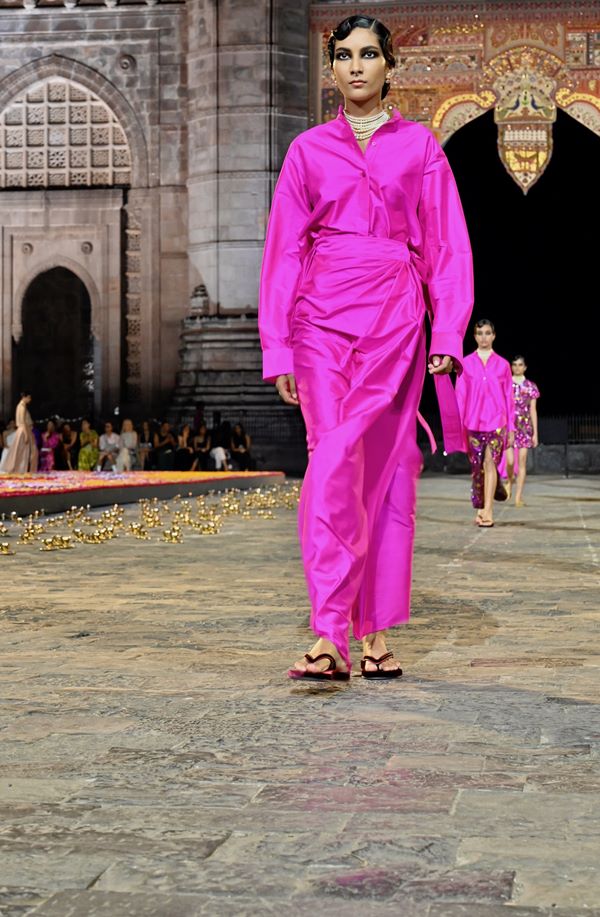 Na imagem com cor, modelo desfila para Dior na Índia - Metrópoles