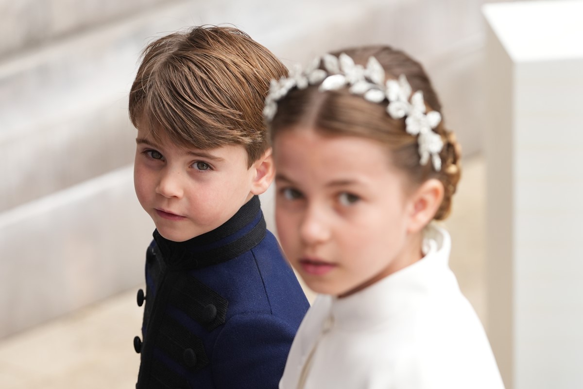 Foto colorida de duas crianças, sendo um menino e uma menina. Ela está com uma tiara - Metrópoles