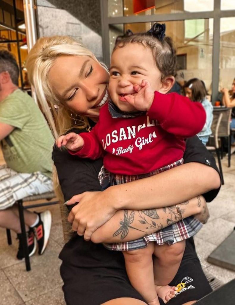 Foto colorida de Karoline Lima com a filha Cecília - Metrópoles