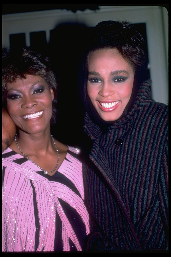 Dionne Warwick e Whitney Houston - Metrópoles