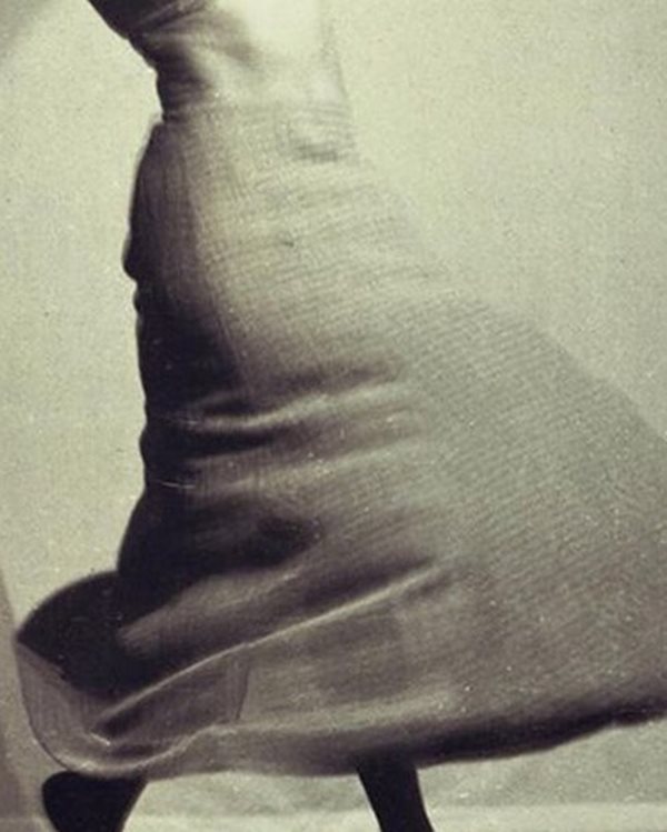 Foto conceitual de uma saia em preto e branco - Metrópoles