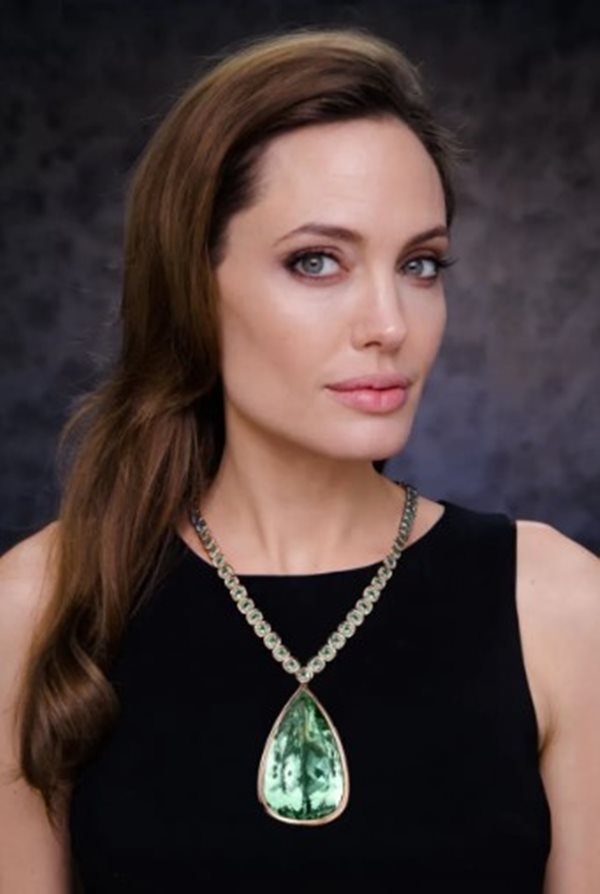 Angelina Jolie com joias verdes - Metrópoles