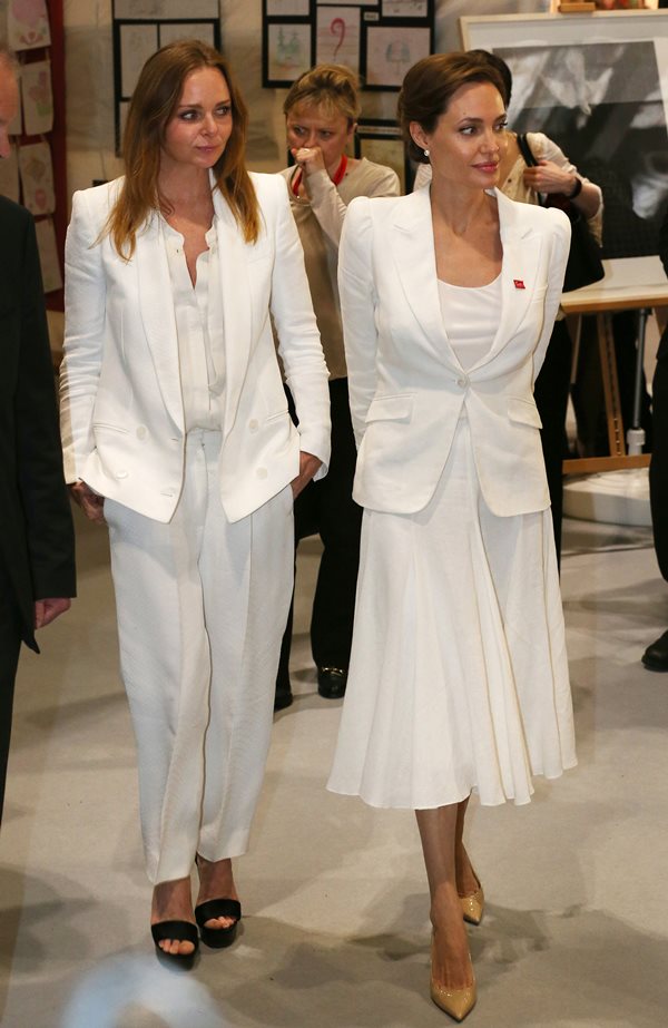 Duas mulheres usando branco em evento - Metrópoles