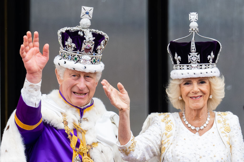 rei charles III e a rainha camilla no dia da coroação em 2023 acenando para os presentes no palácio de buckigham