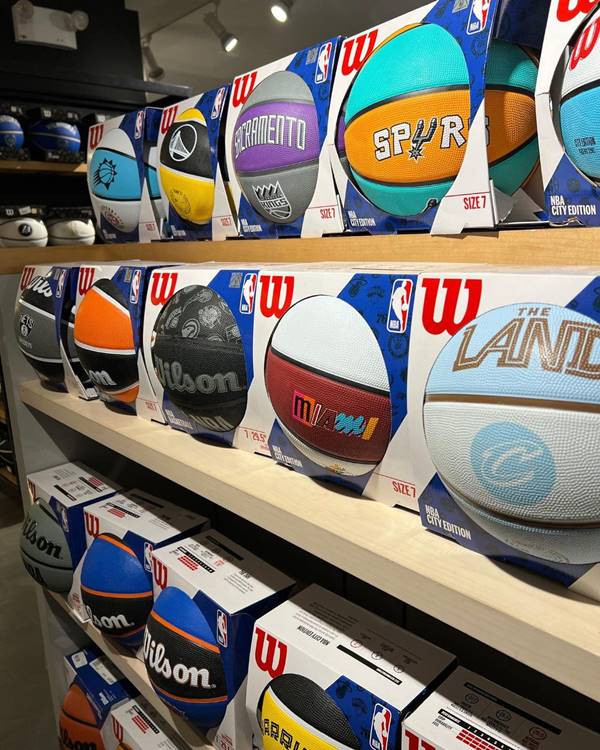 Bolas de basquete da NBA Store - Metrópoles