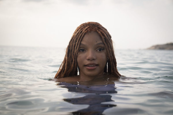 Na imagem com cor, uma mulher negra em um mar com a cabeça para fora - Mertópoles