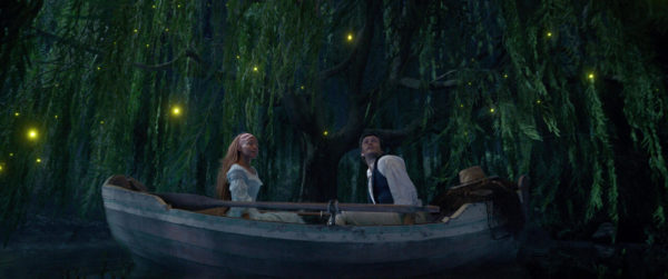 Na imagem com cor, um homem branco e uma mulher negra em um barco pequena em um lago - Metrópoles