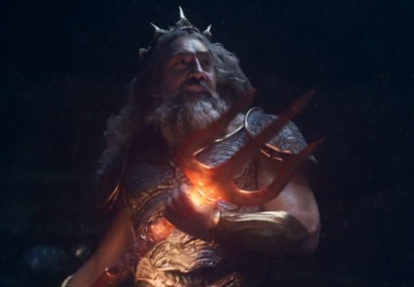 Na imagem com cor, um homem branco de cabelos longos com uma coroa e armadura - Metrópoles