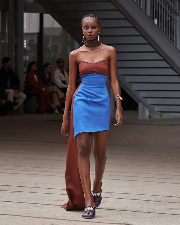 Na passarela da Misci, modelo usa vestido azul com top marrom - Metrópoles