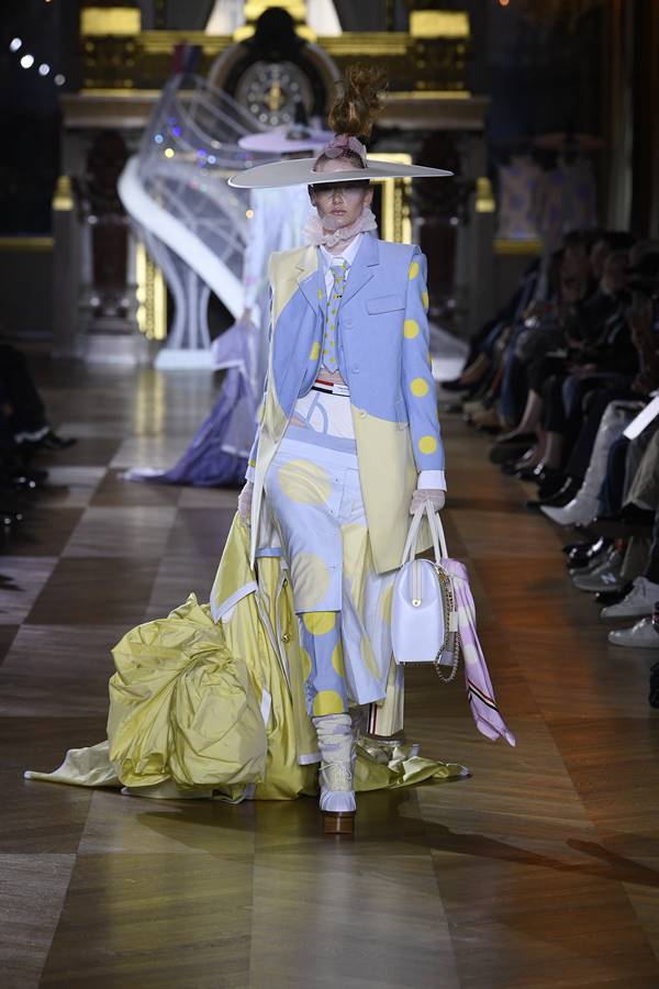 Na passarela da marca Thom Browne, modelo usa look com tons de lilás e amarelo - Metrópoles