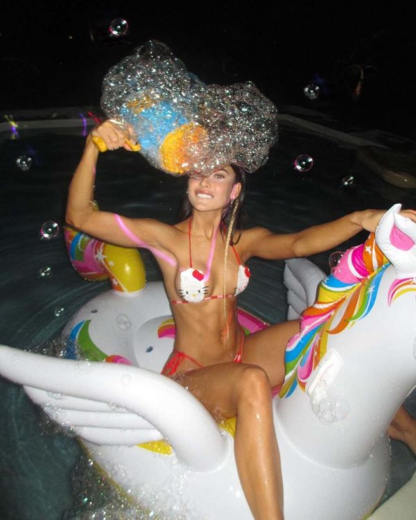 Na imagem com cor, uma mulher branca de cabelos castanho em uma piscina - Metrópoles