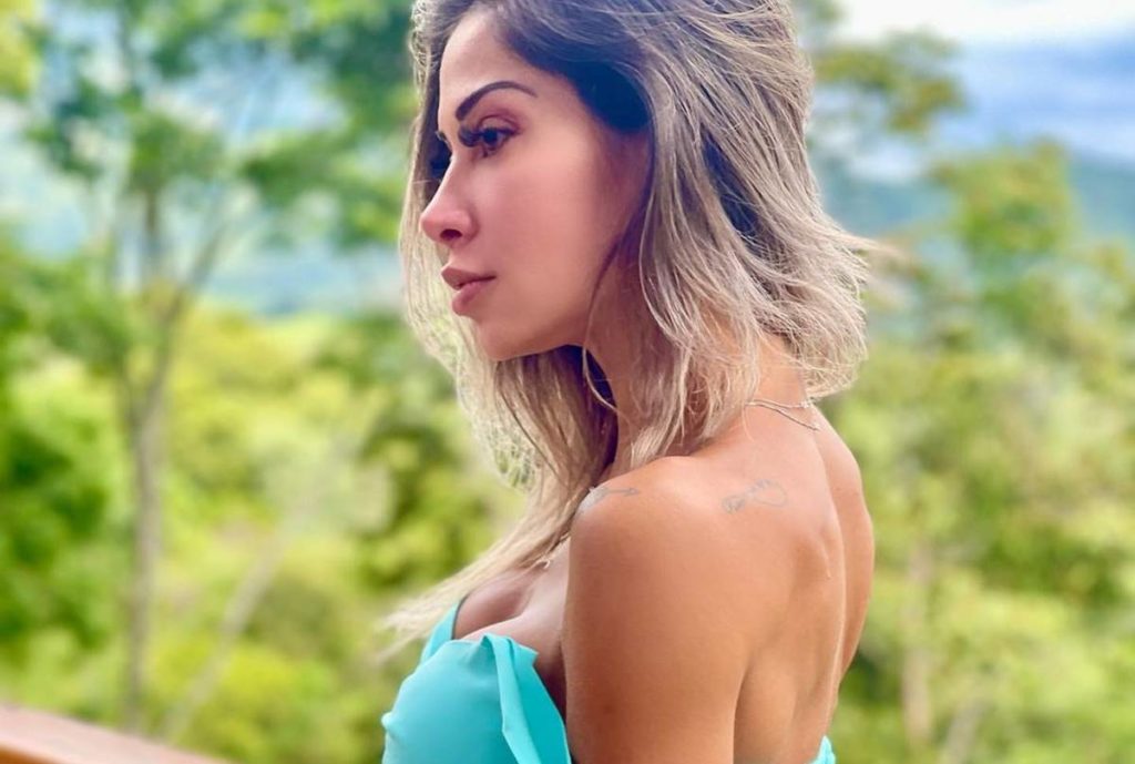 Foto colorida de Maíra Cardi. Ela é loira, branca e está de vestido azul - Metrópoles