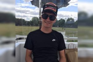 Jovem de 19 anos morre após ter câncer de cérebro confundido com infecção de ouvido