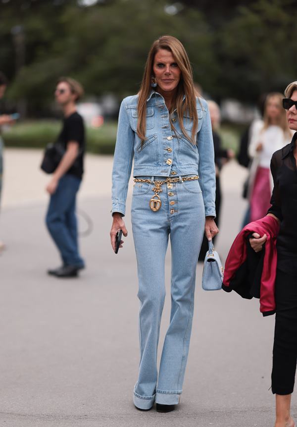 Mulher andando na rua com par de calças jeans - Metrópoles