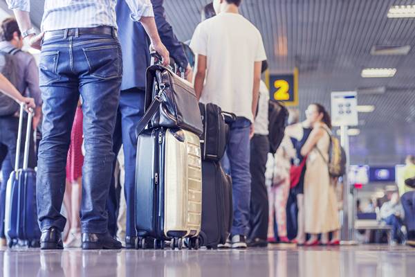 Pessoas com malas de viagem em aeroporto - Metrópoles