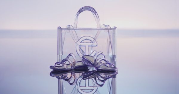Na imagem com cor, uma bolsa e uma sandália transparente - Metrópoles
