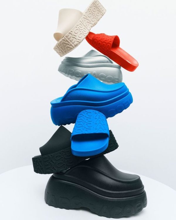 Na imagem com cor, sandálias coloridas- Metrópoles