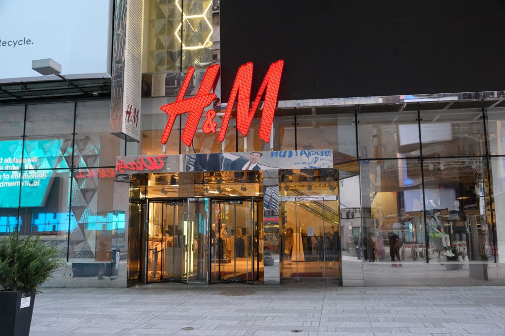 Fachada da loja H&M com vista para rua e roupas à mostra - Metrópoles