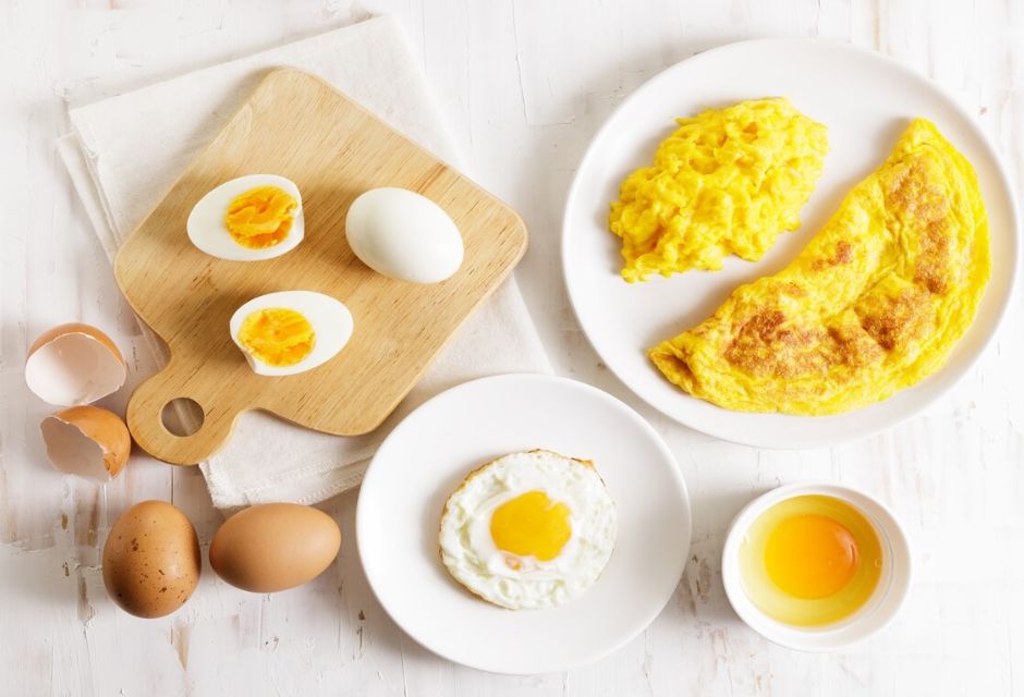 ovos de varios jeitos de preparo, ovos mexidos, ovos cozidos, ovos cru, omelete - Metrópoles