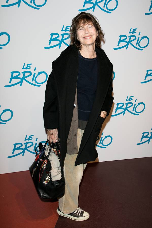 Na imagem com cor, mulher branca, Jane Birkin possa para foto. A atriz e cantora inspirou o nome da bolsa mais cara do mundo - Metrópoles 
