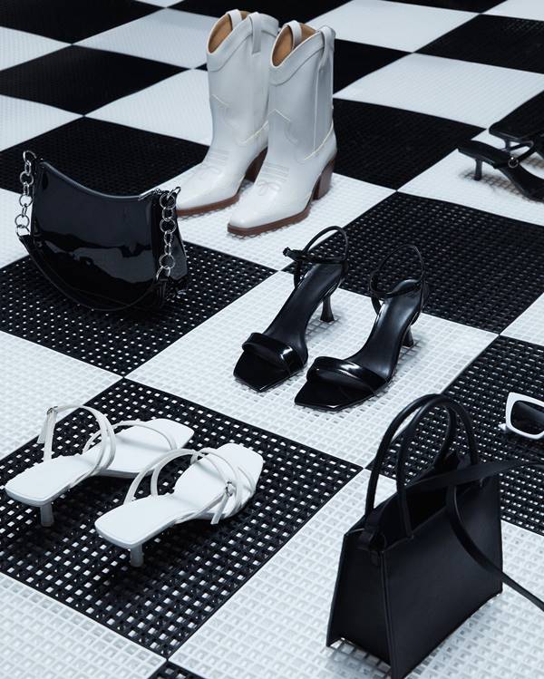 Em chão xadrez preto e branco, calçados e bolsas - Metrópoles