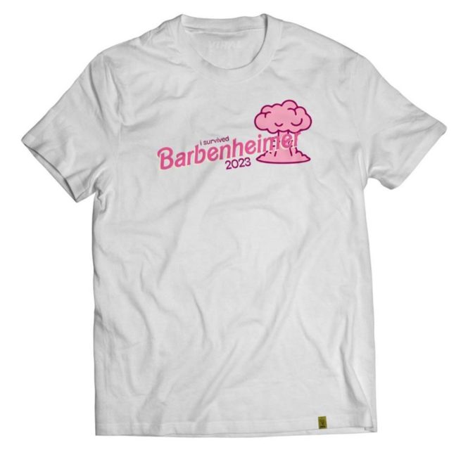 Imagem colorida de blusa branca escrito Barbenheimer - Metrópoles