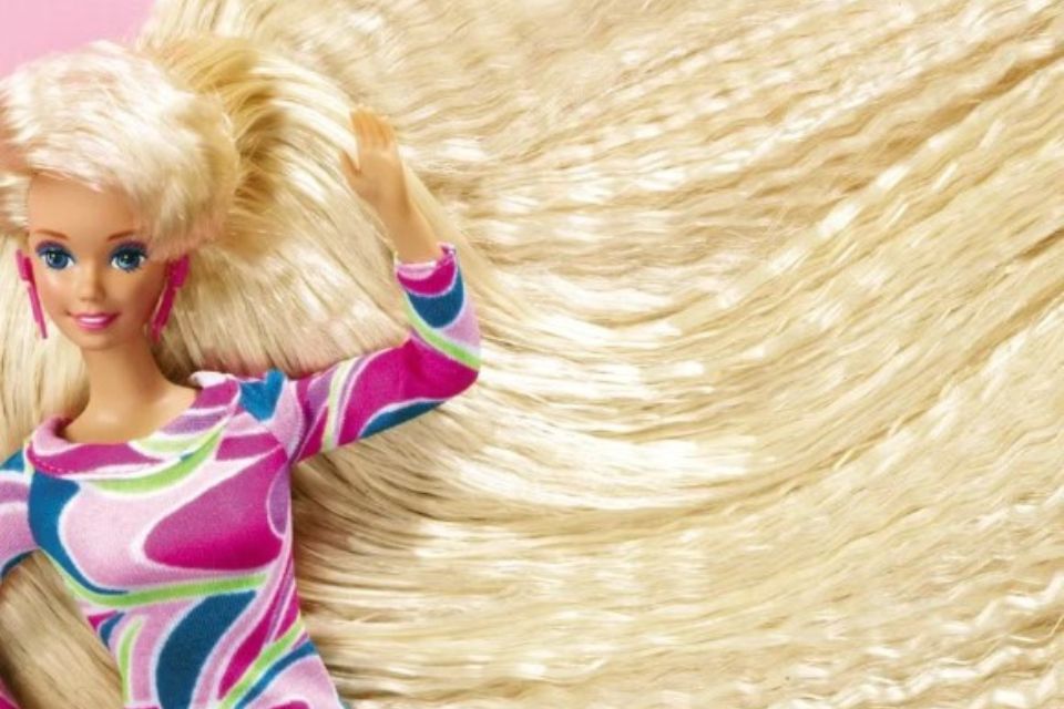 Na foto, uma boneca barbie com cabelo grande - Metrópoles