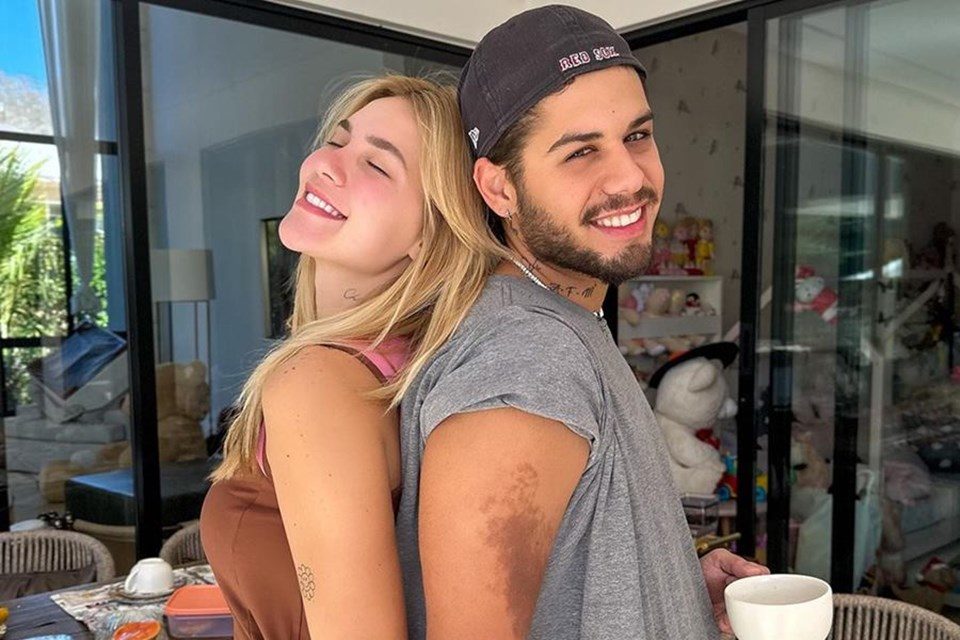 Virgínia Fonseca e Zé Felipe mostram tatuagem em homenagem à família. Na imagem, eles estão de costas um para o outro e mostram o desenho - Metrópoles