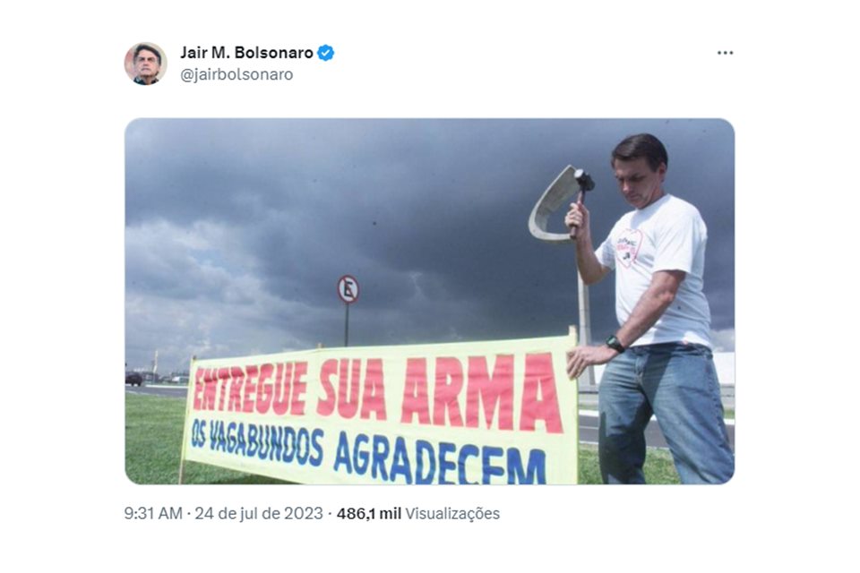 Imagem mostra tweet do ex-presidente Jair Bolsonaro, em que ele publicou uma imagem. No registro, ele fica uma faixa que diz: "Entregue sua arma. Os vagabundos agradecem" - Metrópoels