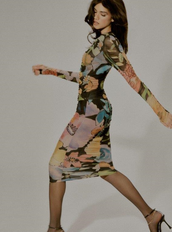 Em campanha de moda, modelo usa vestido midi colado com estampa floral colorida - Metrópoles