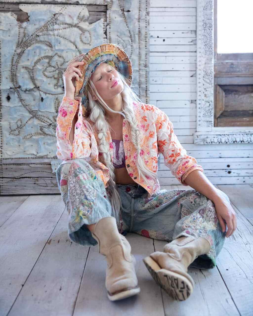 Na imagem com cor, uma mulher usando as roupas da marca Magnolia Pearl - Metrópoles