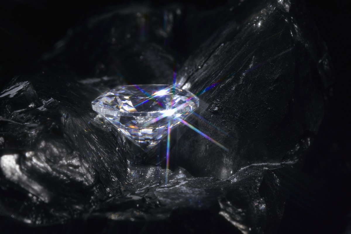 Diamante em meio a pedaços de carvão - Metrópoles