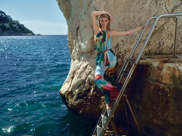 Em escada no mar, modelo posa com vestido estampado colorido na Riviera Francesa - Metrópoles