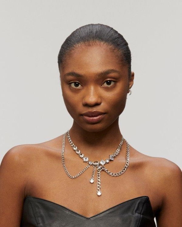 Em campanha de joalheria, modelo usa colar prateado com brilhantes - Metrópoles