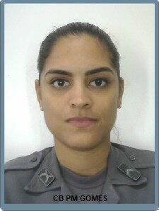 Em foto colorida 3 por 4 policial militar feminina fardada - Metrópoles