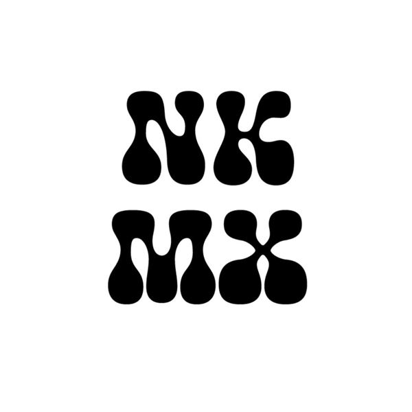 Imagem com fundo branco e as letra NKMX em maiúsculo pretas - Metrópoles 