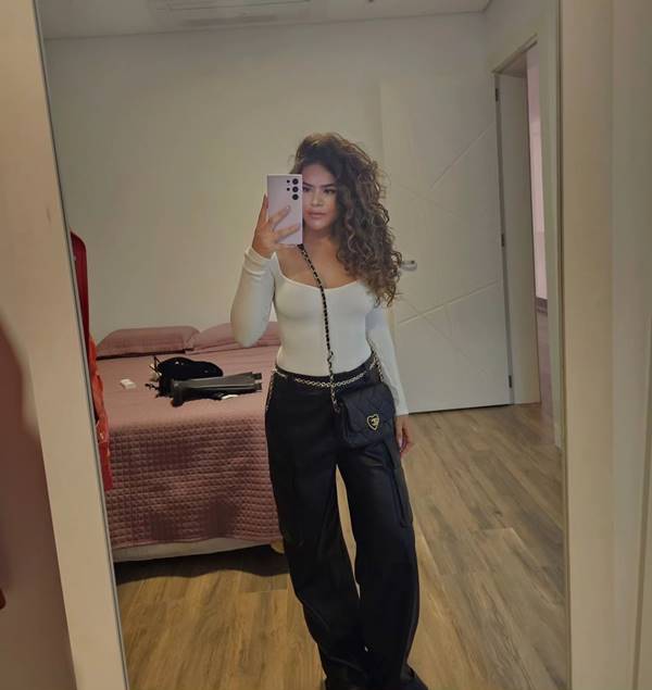 Selfie de Maísa Silva no espelho. Ela usa blusa branca e calça preta - Metrópoles
