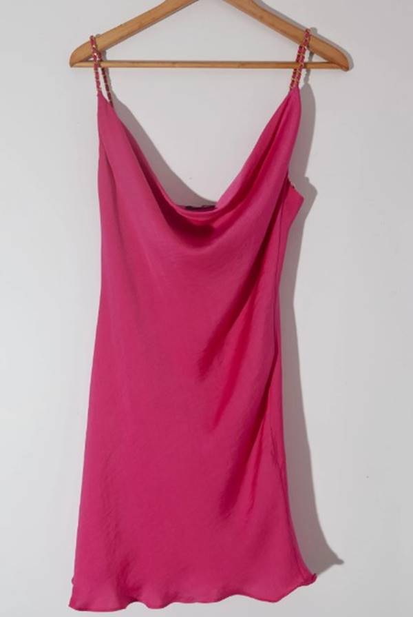 Vestido rosa de seda - Metrópoles