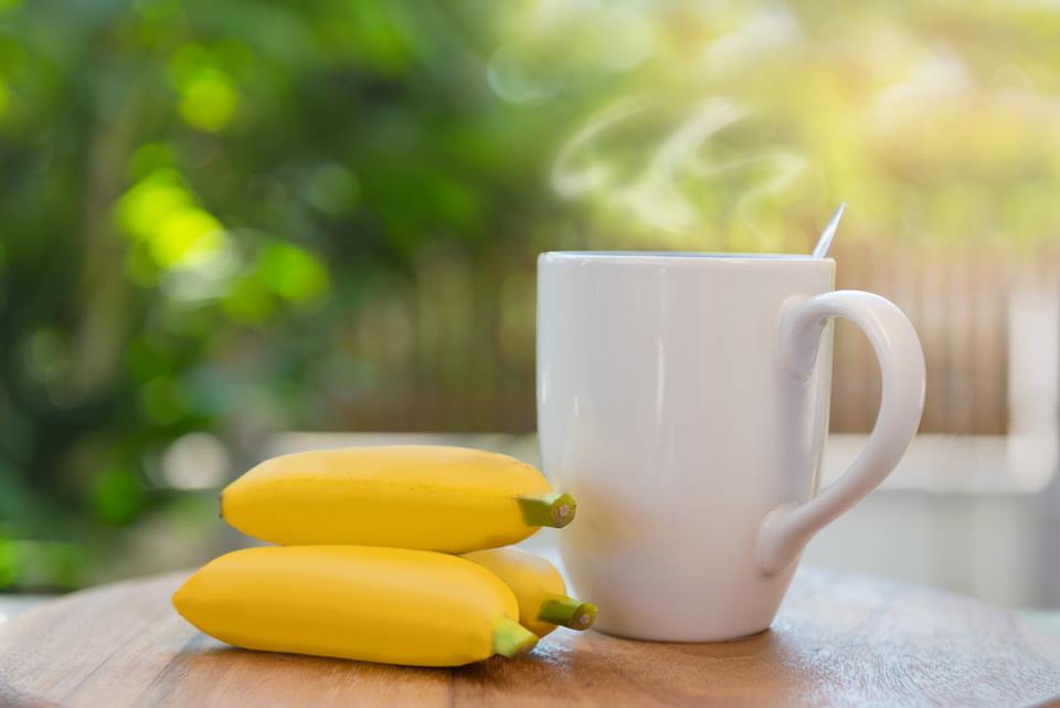 Banana e xícara de café branco - Metrópoles