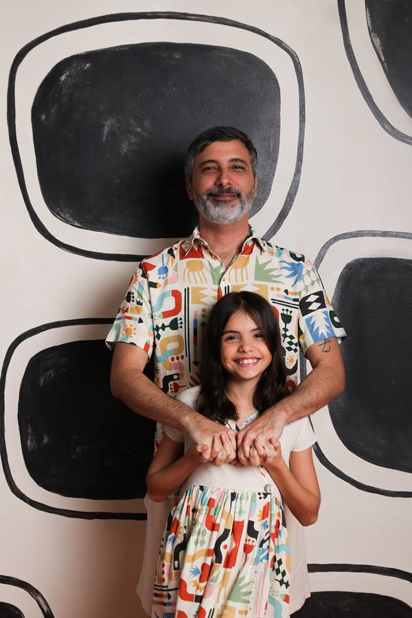 Pai e filha. Eles usam camisas estampadas combinando - Metrópoles